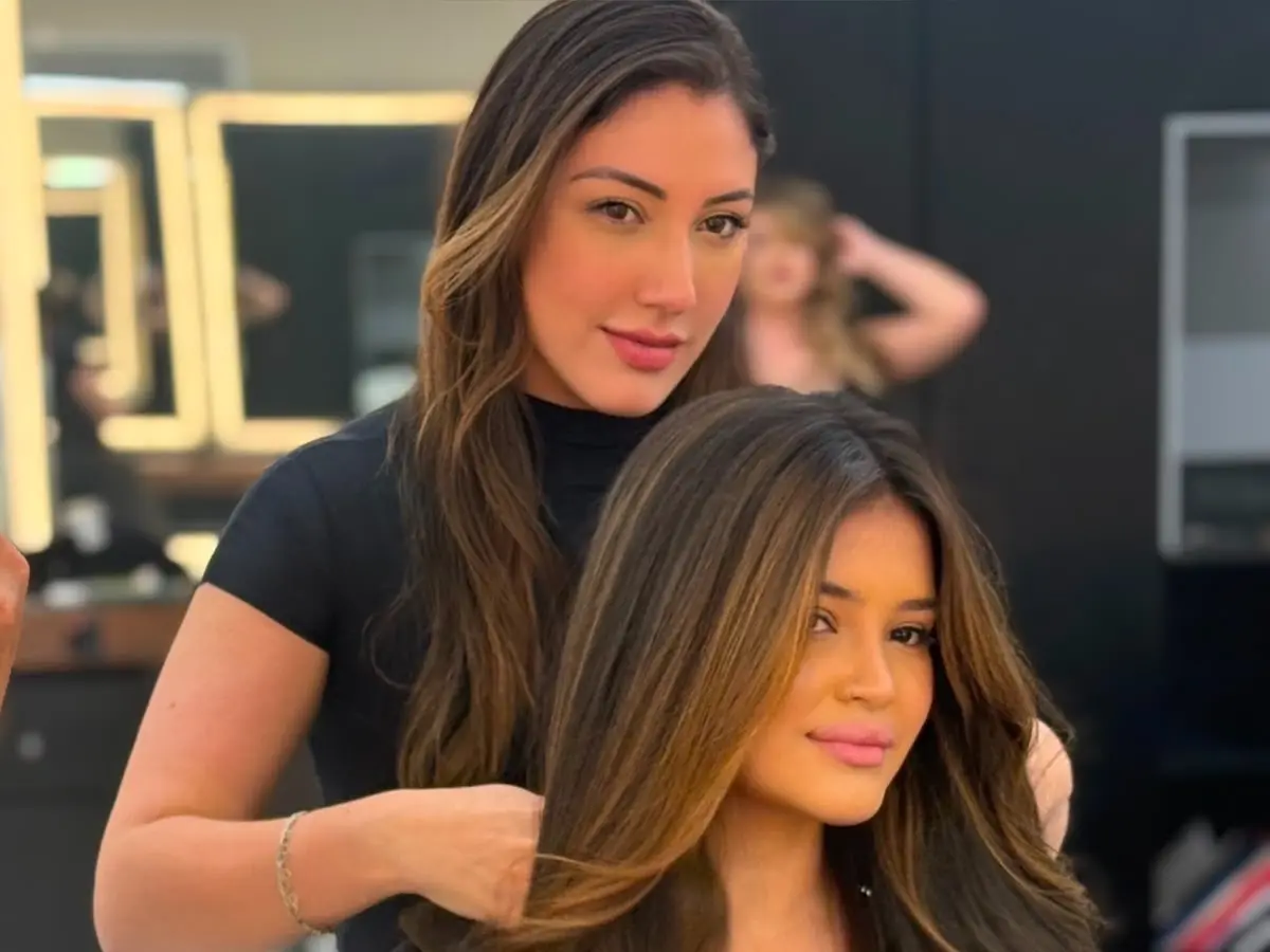 Ana Flávia atendendo uma cliente no salão