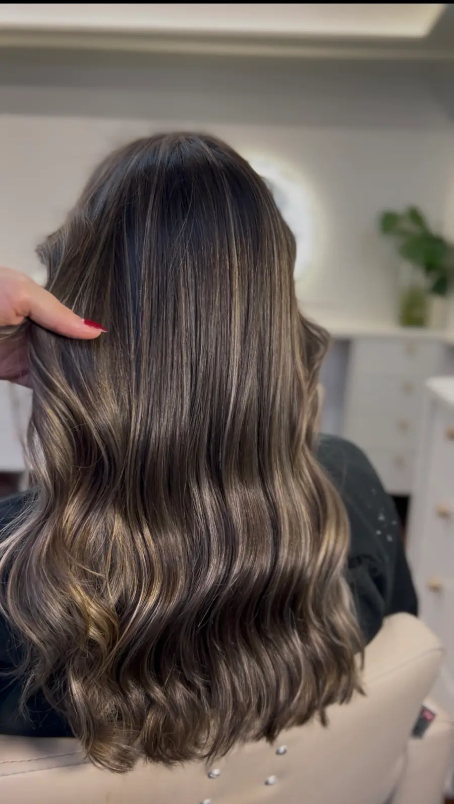 Morena iluminada com ondas longas