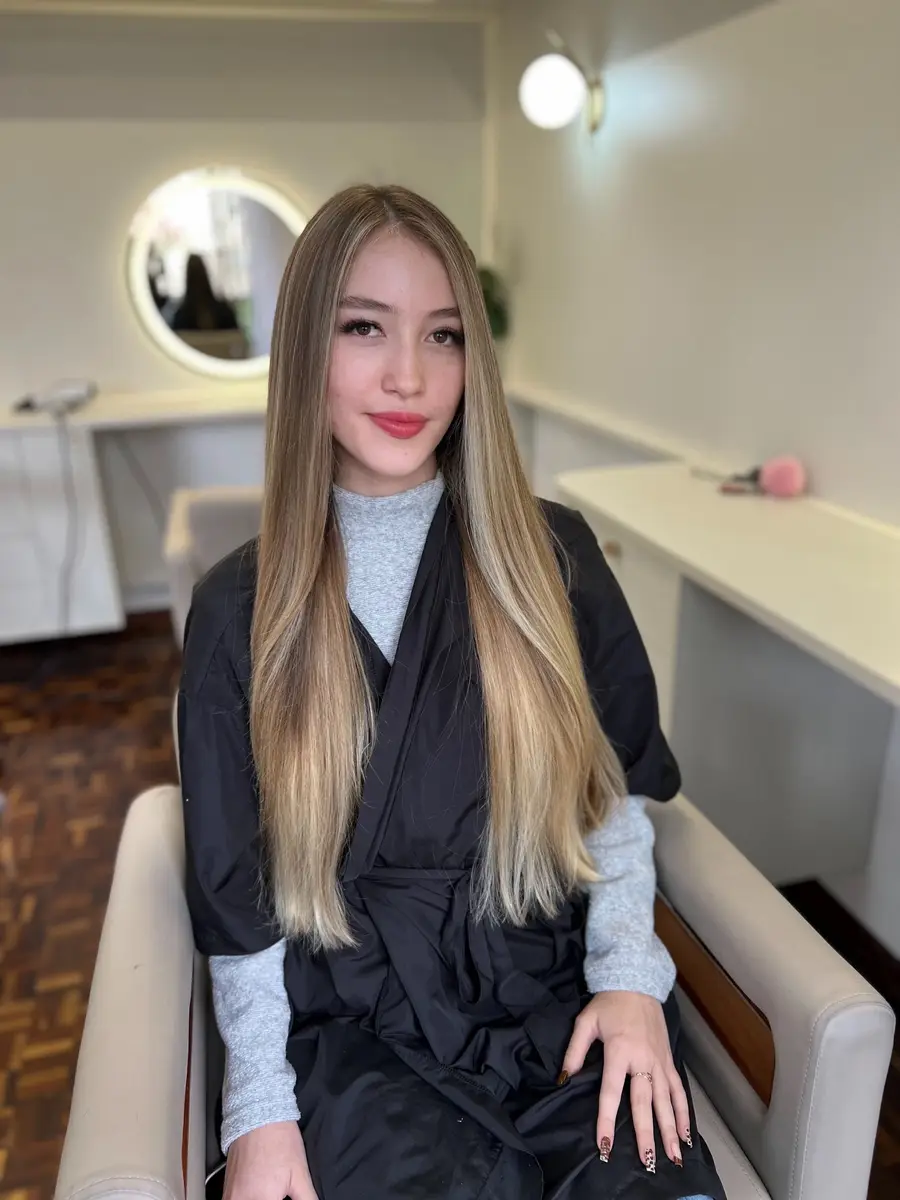 Cabelo longo com mechas claras