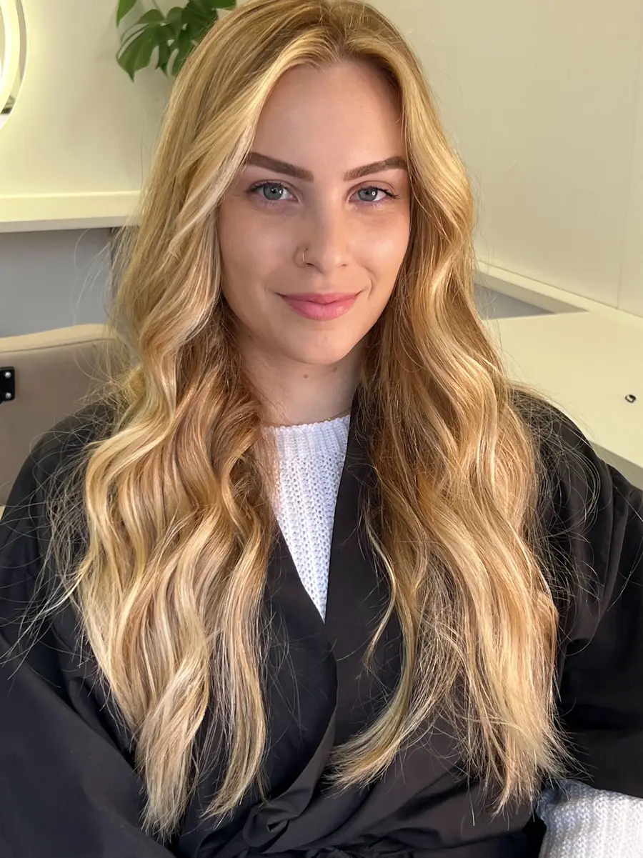 Loiro iluminado com ondas